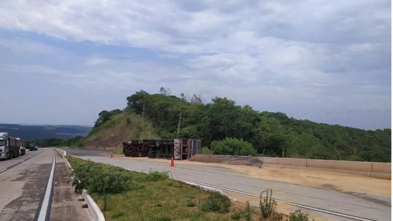 Caminhão tomba e carga de soja fica sobre a pista da BR-163 em Lindoeste