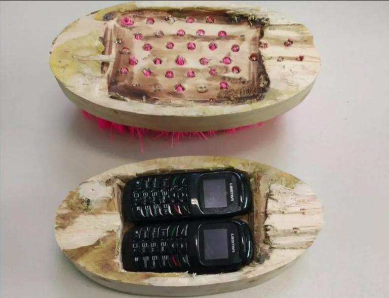 Celulares escondidos dentro de escova são apreendidos após serem enviados pelos Correios para cadeia do Paraná