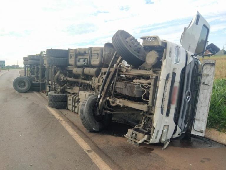 Caminhão tomba entre Mercedes e Marechal Rondon; motorista escapa com ferimentos leves