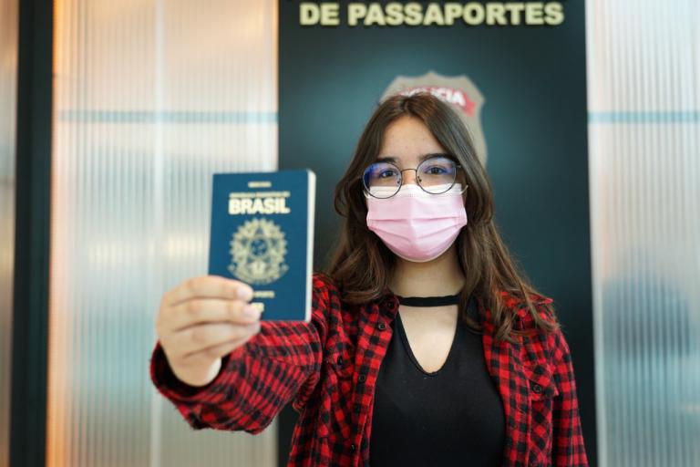 Alunos da rede estadual de ensino retiram passaportes e se preparam para intercâmbio no Canadá