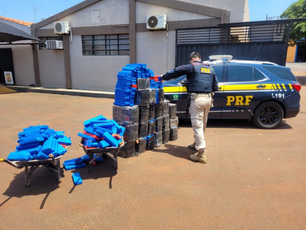 Após perseguição, motorista perde o controle do veículo, bate e PRF apreende quase meia tonelada de maconha no Paraná
