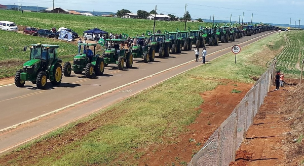 Encontro reúne 1.529 tratores em desfile no Paraná e quase entra para o Guinness