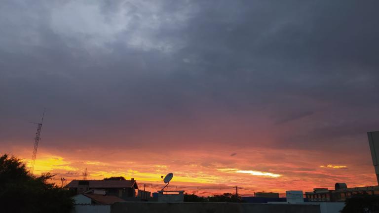 Após dias de 41° C e recordes de calor, frente fria traz tempo mais ameno e chuvas ao Paraná