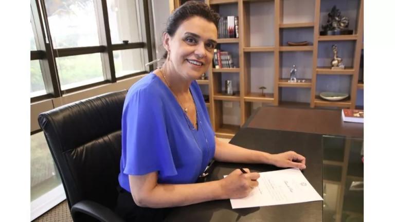 Presidente eleita da OAB Paraná assina termo de posse e dá início aos trabalhos da nova diretoria