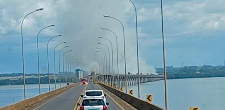 Incêndio de grandes proporções é registrado às margens da Ponte Ayrton Senna em Guaíra