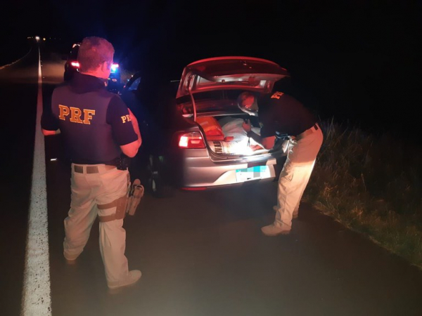 Casal paraguaio em carro roubado e maconha tenta fuga cinematográfica na BR-277 em Céu Azul