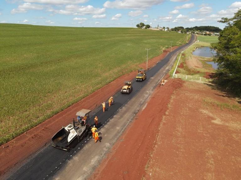 Iniciada a aplicação de asfalto na rodovia São Roque/Cinco Cantos em Marechal Rondon