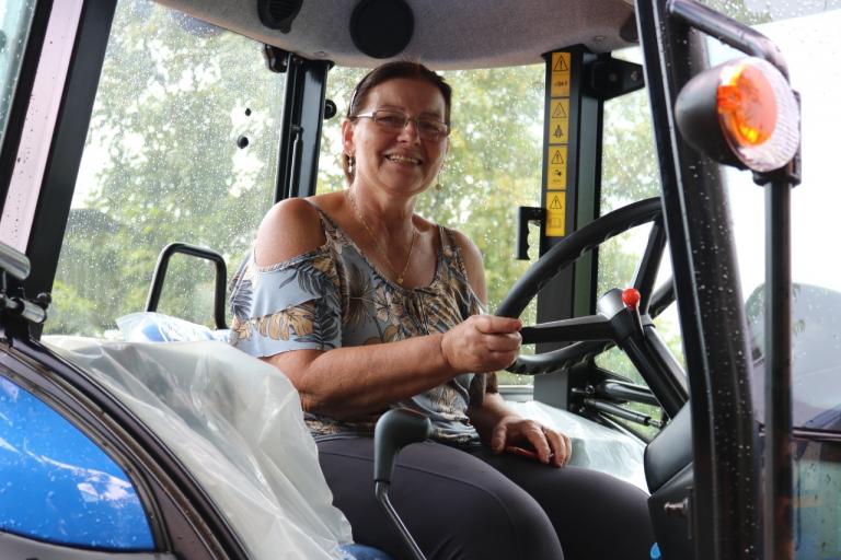 Sicoob Confiança realiza entrega do primeiro Trator Solidário à cooperada quatro-pontense