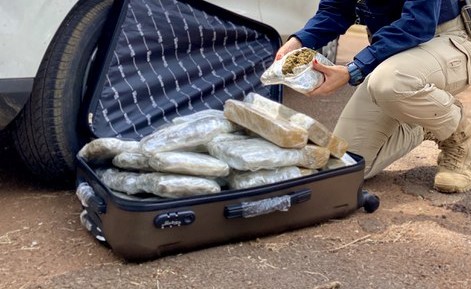 PRF apreende “supermaconha” com viajantes em Céu Azul