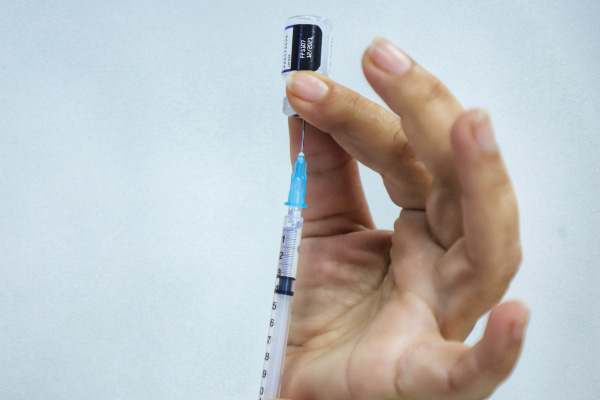 Doses da Coronavac, AstraZeneca e Pfizer contra Covid-19 seguem disponíveis aos quatro-pontenses