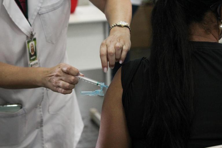 Secretaria de Saúde rondonense aplica vacinas contra Covid-19 nesta terça-feira