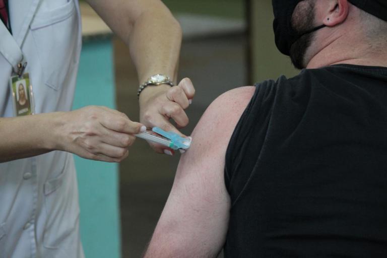 Saúde rondonense vai disponibilizar 400 doses de vacinas contra Covid nesta terça-feira; confira a agenda