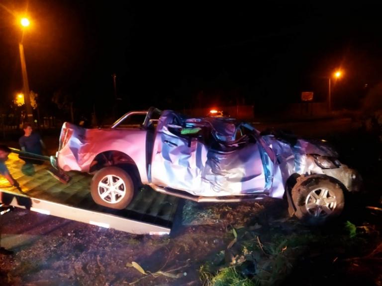 Ranger roubada que levava reféns e assaltantes capota durante fuga da PM em Guaíra