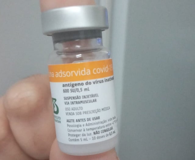 Crianças de 6 a 11 anos recebem vacina da CoronaVac nesta terça-feira