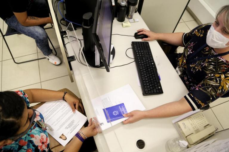 Agências do Trabalhador têm 11.660 vagas disponíveis, o maior número do ano