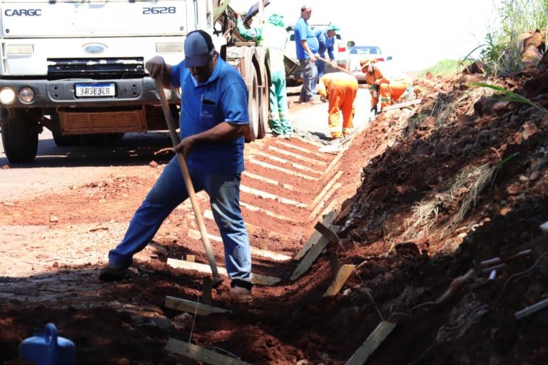 Asfalto do Morro do Guarani recebe canaletas