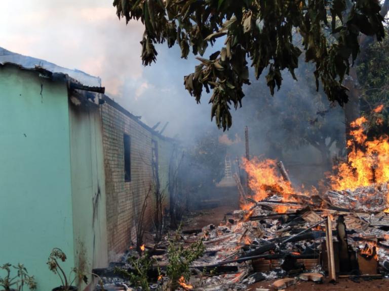 Incêndio destrói casa no distrito de Margarida