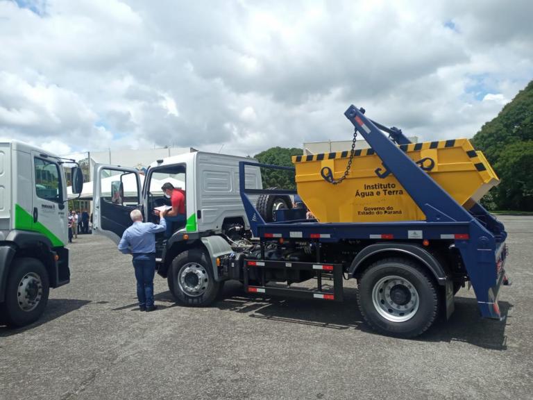 Pato Bragado é contemplado pelo Estado com caminhão poliguindaste e cinco caçambas