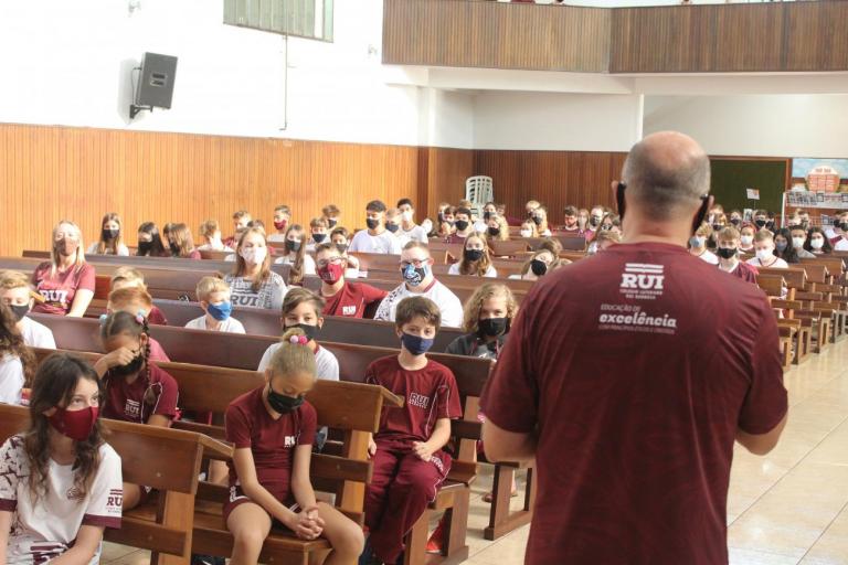 Devocional e momento cívico marcam o início do ano letivo no Colégio Rui Barbosa