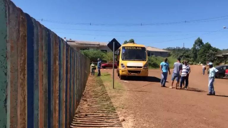 Menino de quatro anos morre após ser atropelado por ônibus em frente a creche que estudava