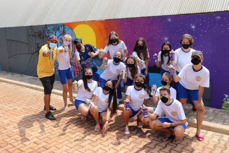 Trabalhos de grafitagem dos estudantes transformam muro do Colégio Estadual de Pato Bragado em arte