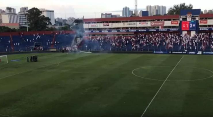 Torcedores do Paraná invadem campo e agridem jogadores durante 2° tempo; jogo não é finalizado