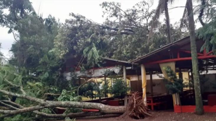 Temporal deixa estragos em clube de Toledo