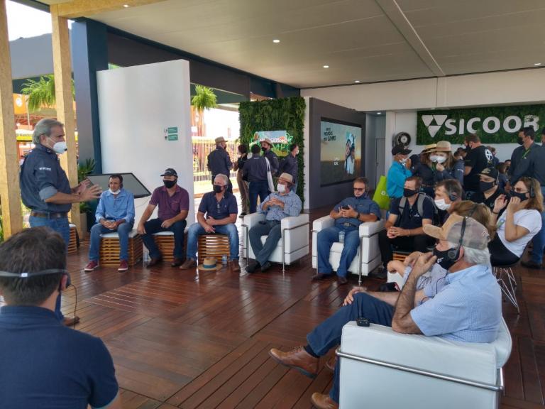 Caravana de cooperados do Sicoob Confiança participa do Show Rural Coopavel