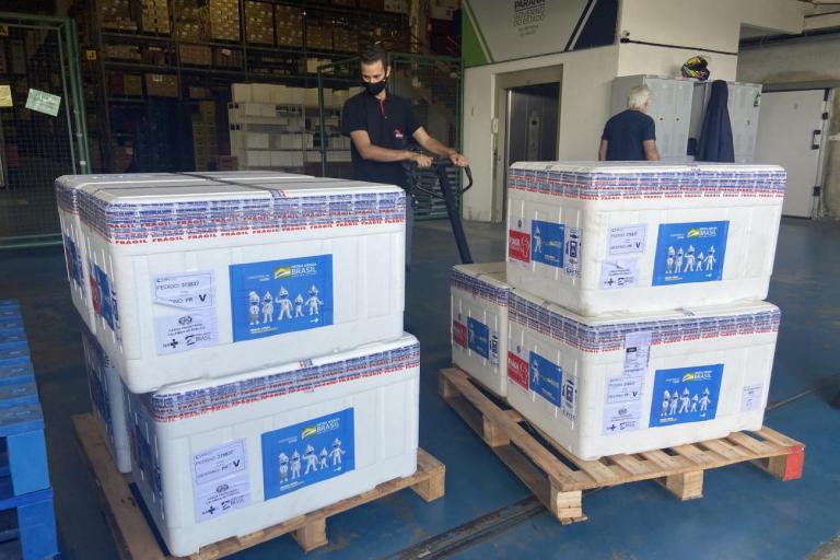 Mais 332,7 mil doses de reforço contra a Covid-19 chegam ao Paraná