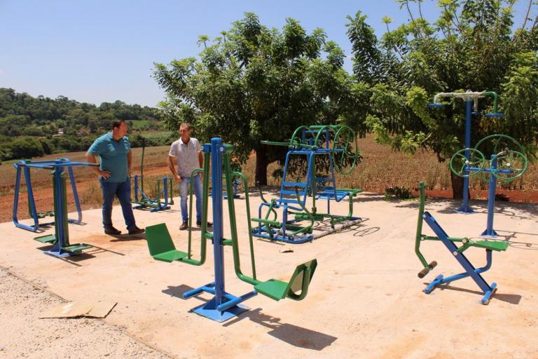 Interior de Mercedes recebe academias ao ar livre