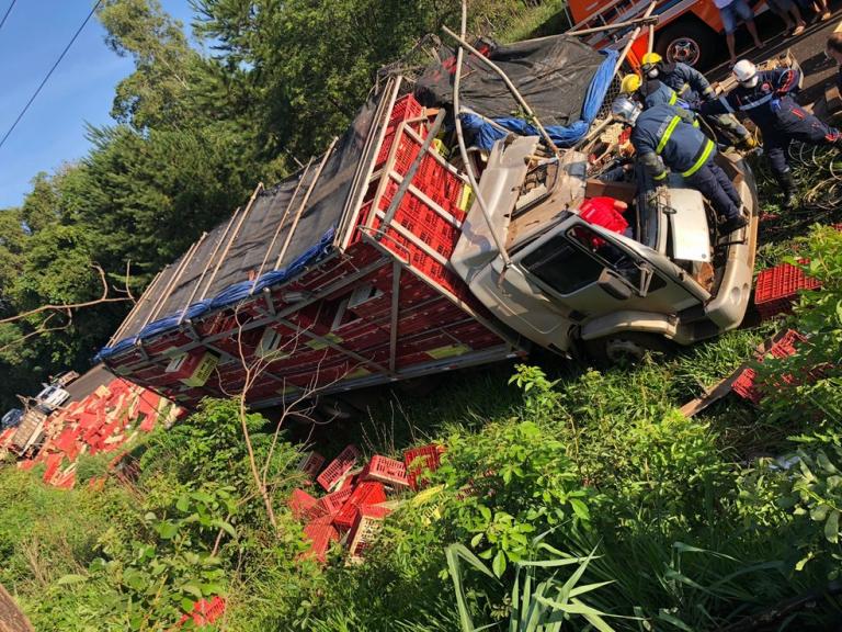 Homem fica gravemente ferido após dois caminhões baterem de frente na PR-484