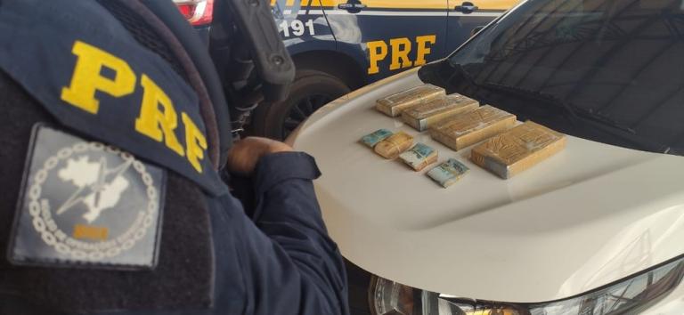 Idosa com cocaína escondida na bolsa e na jaqueta e outras quatro pessoas são presas na BR-277