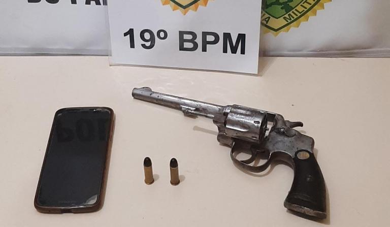 Homem aponta arma para equipe da PM e é baleado em Toledo