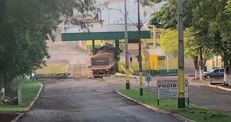 Bitrem sem freio provoca acidente na estrutura da antiga Sperafico na região do portal de Marechal Rondon