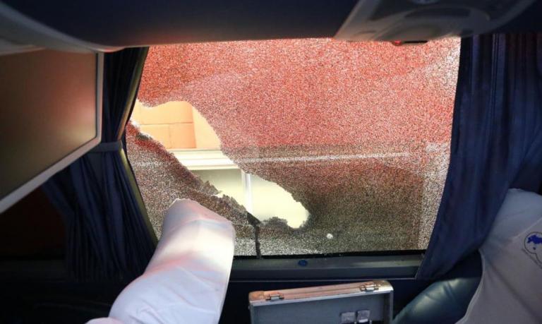 Ônibus é apedrejado antes de clássico e Grêmio se recusa a jogar