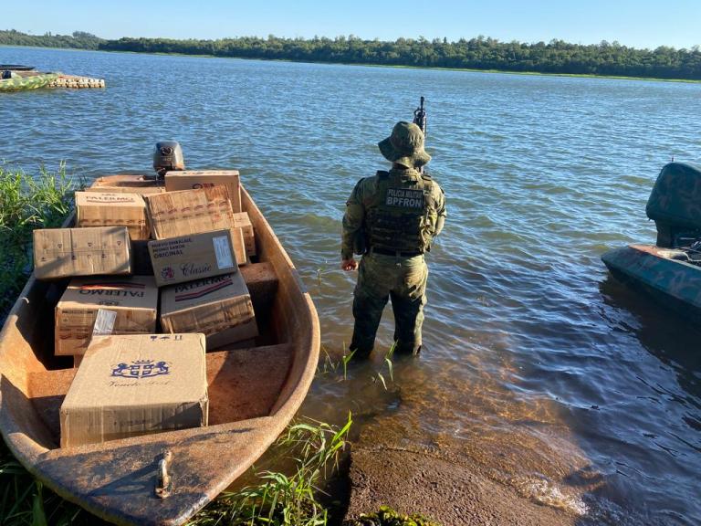 BPFron apreende embarcação carregada com cigarros contrabandeados em Pato Bragado