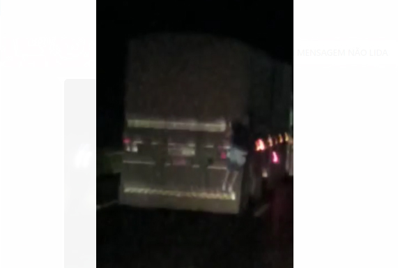 Caminhoneiro filma jovem pendurado na traseira de caminhão na BR-163 entre Marechal Rondon e Toledo; veja vídeo