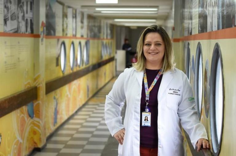 Mulheres são maioria entre bolsistas, mas participação cai na coordenação de pesquisas no Paraná