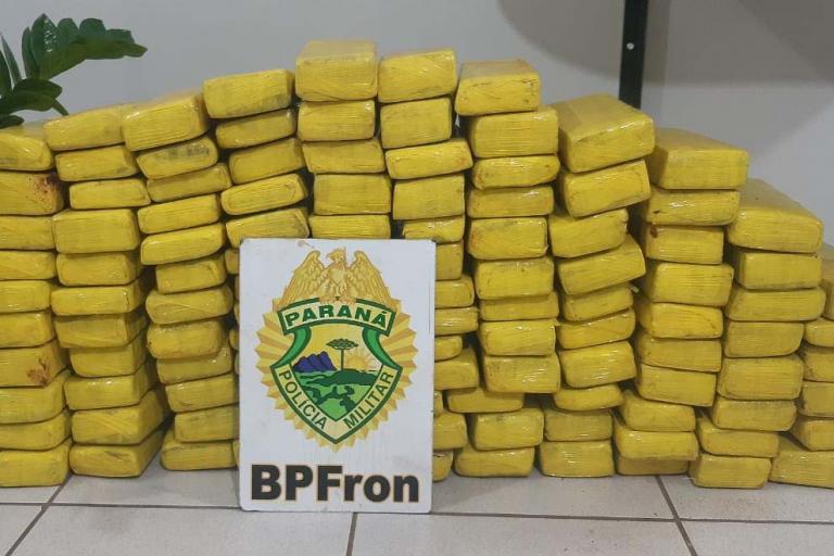 BPFron apreende carro com 104,7 quilos de maconha em Itaipulândia