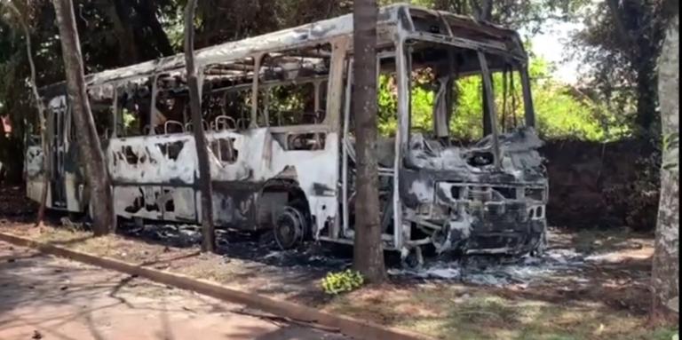 Ônibus é destruído pelo fogo em Novo Sarandi