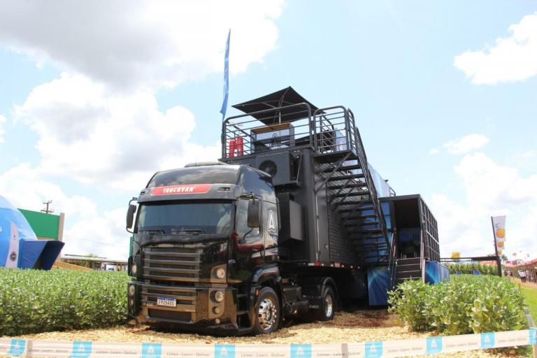 Ônibus-estande faz sucesso no Show Rural 2022