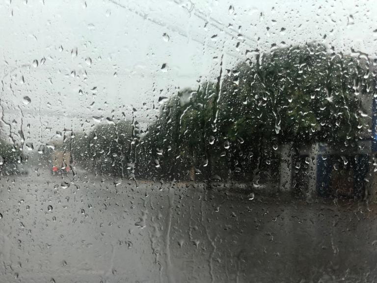 Defesa Civil emite aviso sobre chuvas intensas, raios e vendaval