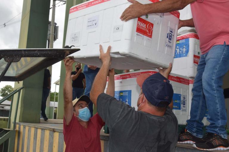 Saúde inicia semana com distribuição de 356,1 mil testes e 467,4 mil vacinas contra Covid-19 no Paraná