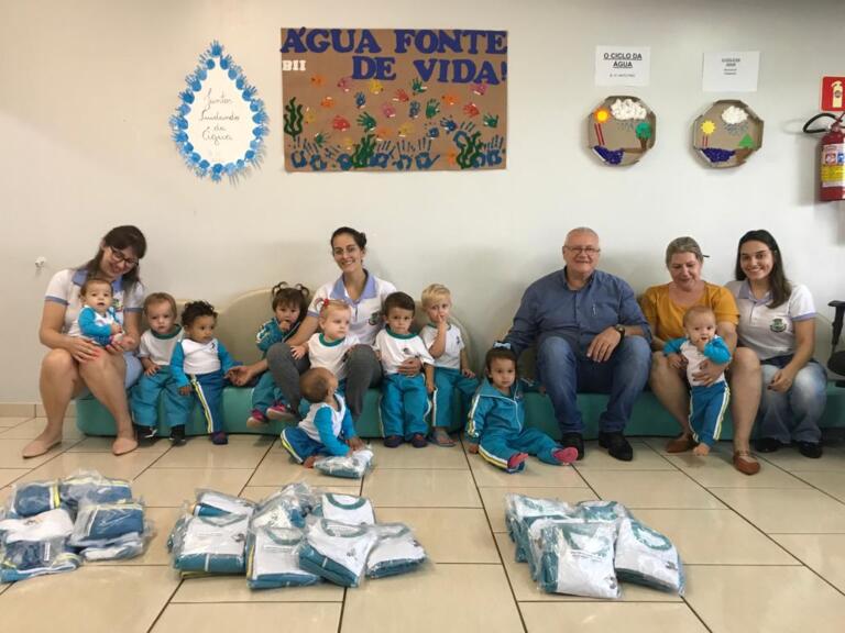 Alunos do CMEI são contemplados com novos uniformes pelo governo de Pato Bragado