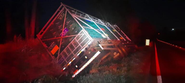 Caminhão tomba na PR 495 em Santa Helena, mas ninguém é encontrado no local