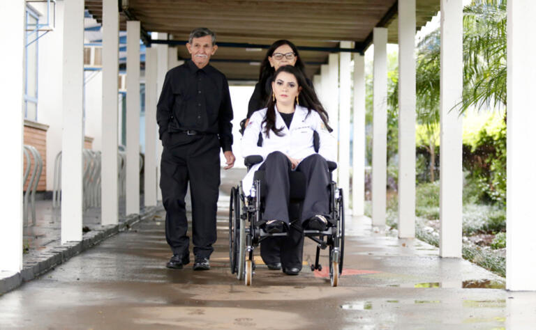Elaine Luzia dos Santos, acadêmica da Unioeste, é a primeira pessoa com tetraparesia a cursar Medicina no Brasil