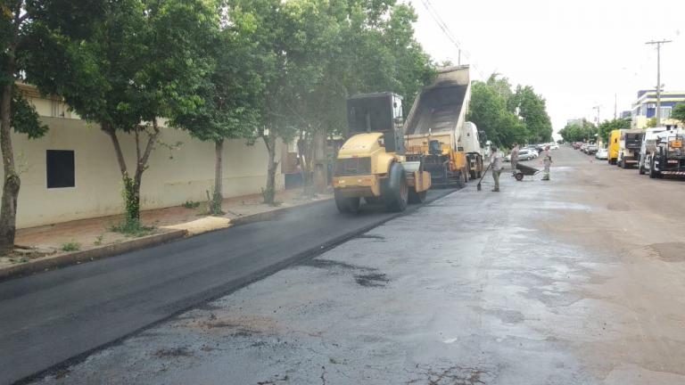 Avança a revitalização do asfalto no centro de Marechal Rondon