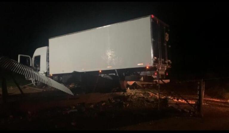 Caminhão carregado com contrabando avaliado em R$ 1,7 milhão colide contra barracão no interior de Mercedes durante fuga da polícia