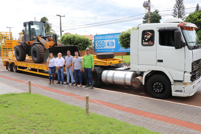 Pato Bragado adquire caminhão e pá-carregadeira e reforça serviços do parque de máquinas