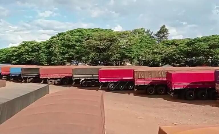 2,5 mil caminhões aguardam para atravessar fronteira entre Brasil e Paraguai por causa de operação da Receita Federal